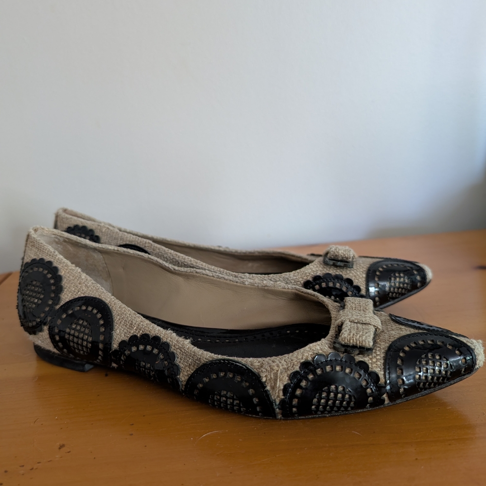 Elegant Black and Tan Women's Flats - Picture 2 of 8
